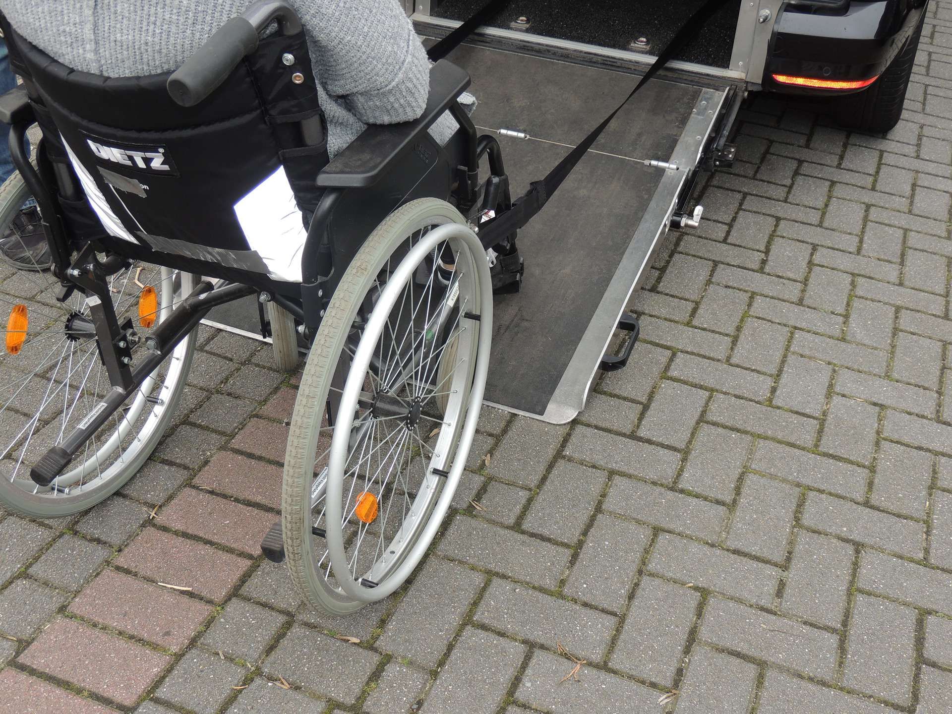 Taxi mit Rollstuhlrampe